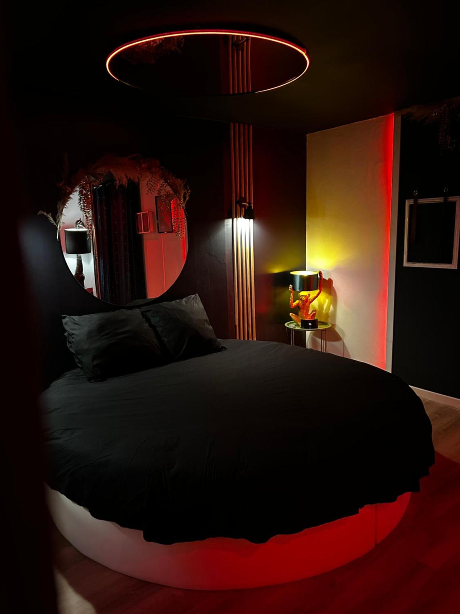 Love Room Haut De Gamme - L'Extase Avec Jacuzzi Violaines Værelse billede