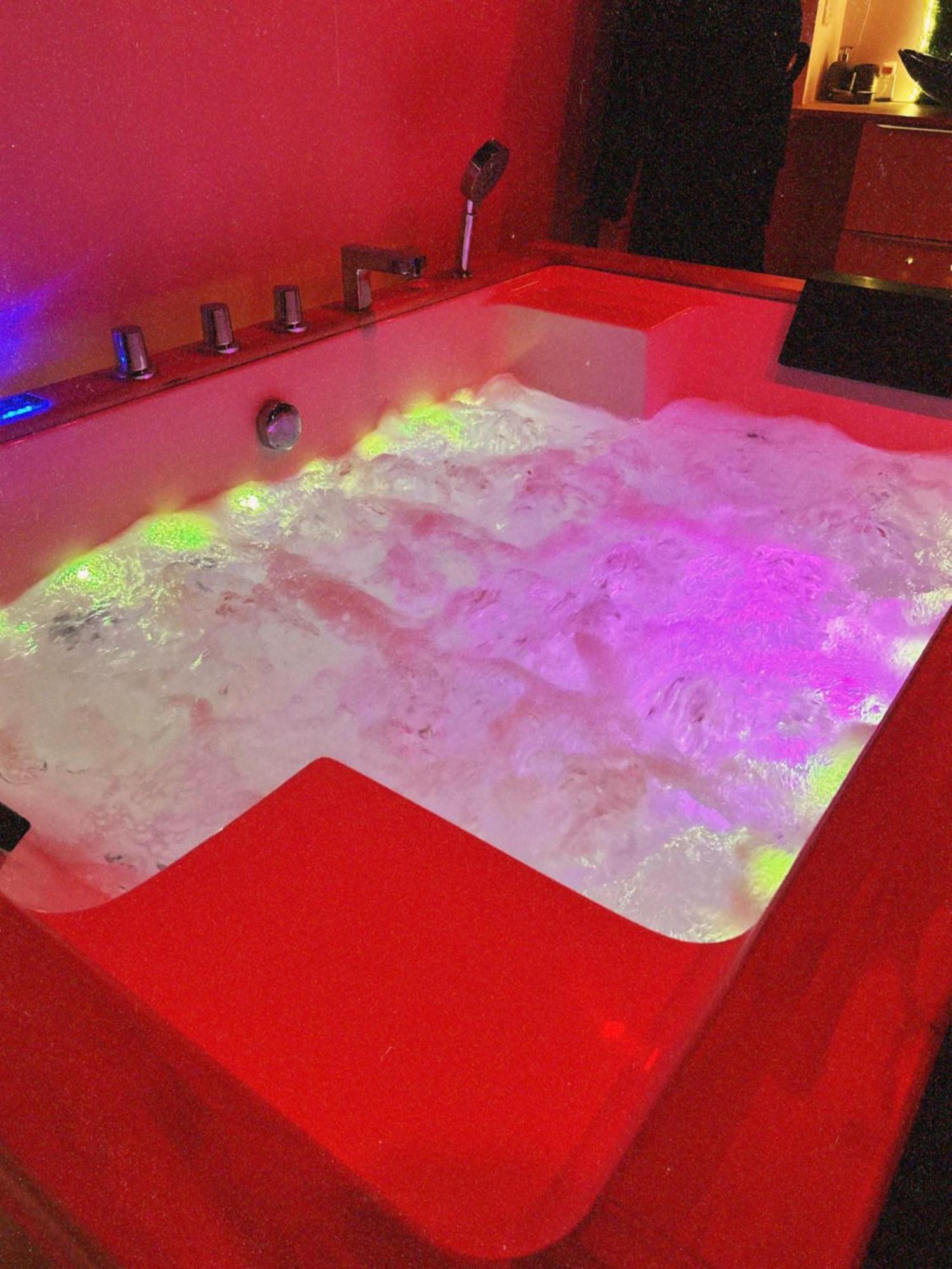 Love Room Haut De Gamme - L'Extase Avec Jacuzzi Violaines Eksteriør billede